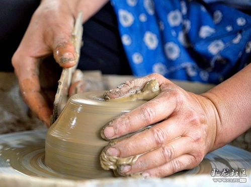 曼飞龙村傣陶制作坊,泥巴烧成 金钵钵